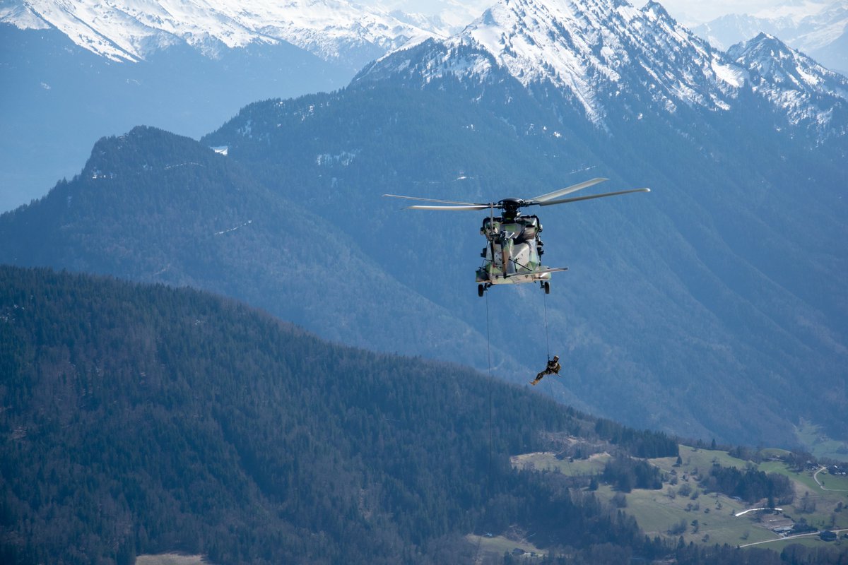 Cette semaine, nos équipages sur CAIMAN s'entraînent à l'aérocordage et au vol en haute montage avec les GCM du @27eBCA_officiel. Mieux vaut ne pas avoir le vertige ! 

#PrepaOps #DéTERREmination #ALaHauteur