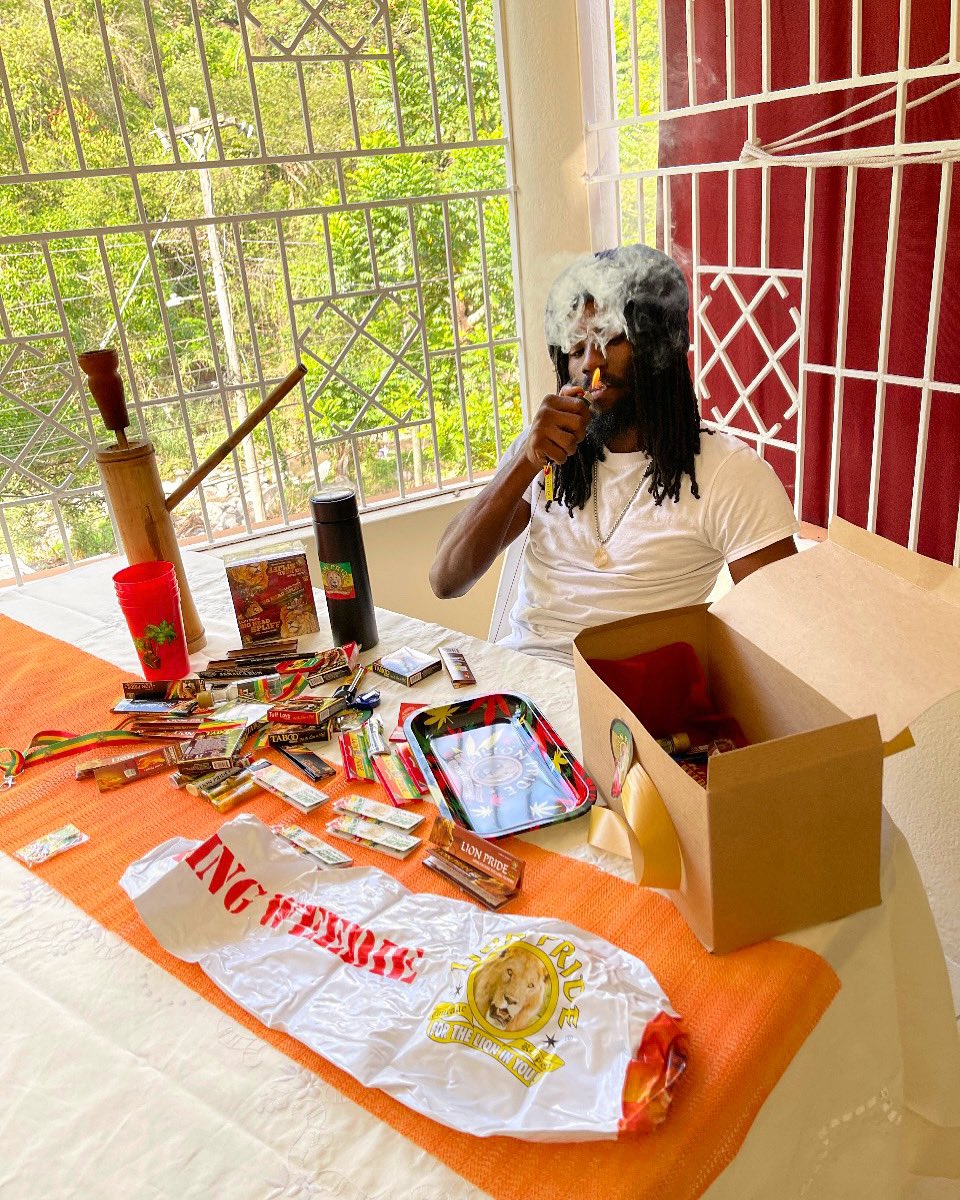 RootsLewis's tweet photo. “When you smoke the herb, it reveals you to yourself.” - @bobmarley
Bless up @LionPrideJa! 🦁✊🏿💨
#LionPrideJA
#RollSomeMo
#GiveThanks
#FromJamaicaWithLove 🇯🇲 https://t.co/3E39sM4p17