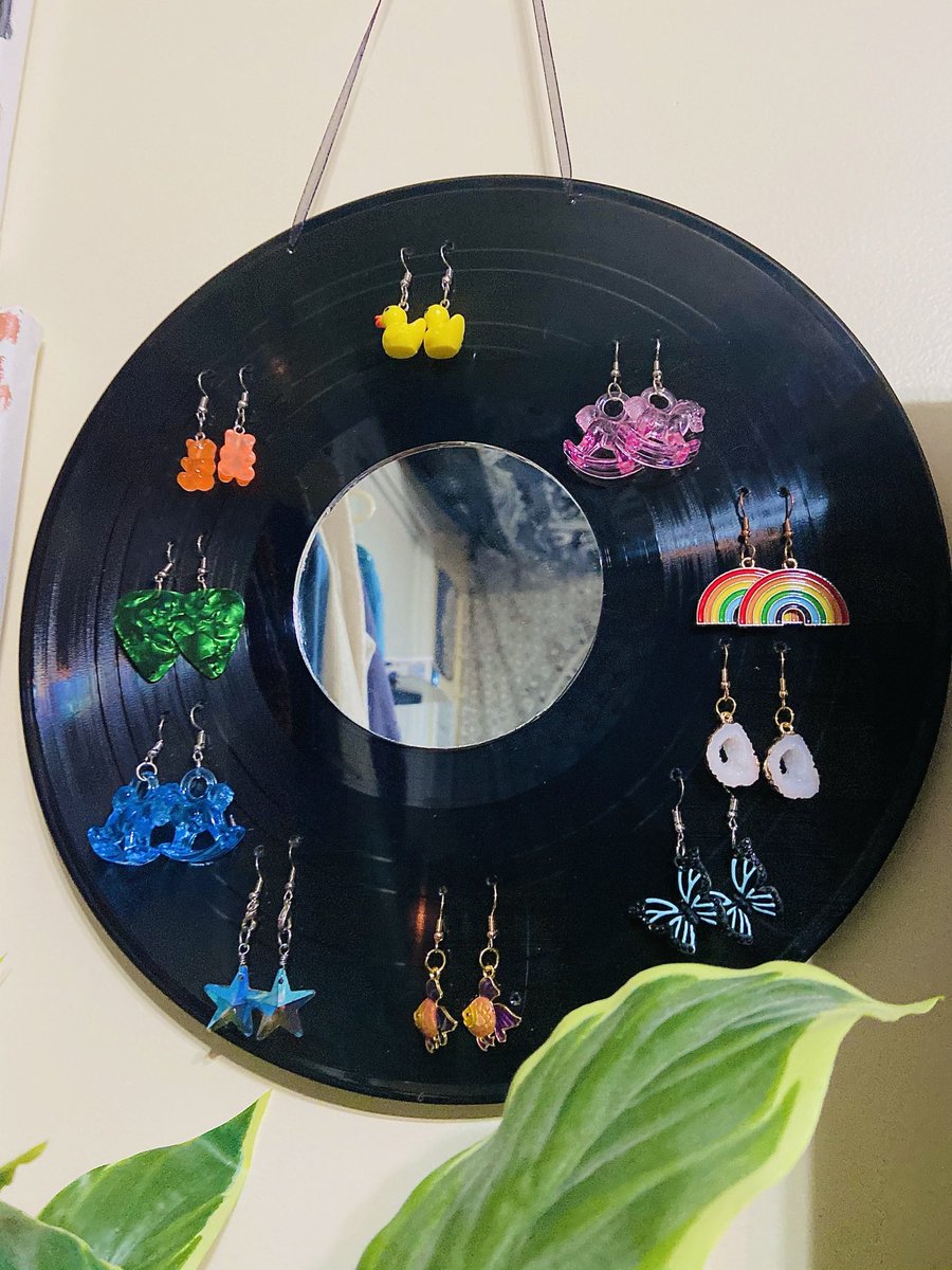 simonesshoppe's tweet photo. HAPPY APRIL!!!! 
Next month I’m moving out of my parents house and finally getting the art studio/office of my DREAMS!!!

moving has a ton of expenses including furnishing, food, etc. so I want my last month at home to be BIG!!!

my goal for April is 100 orders!!! 

LETS DO IT!! https://t.co/hOE8VkmZc5
