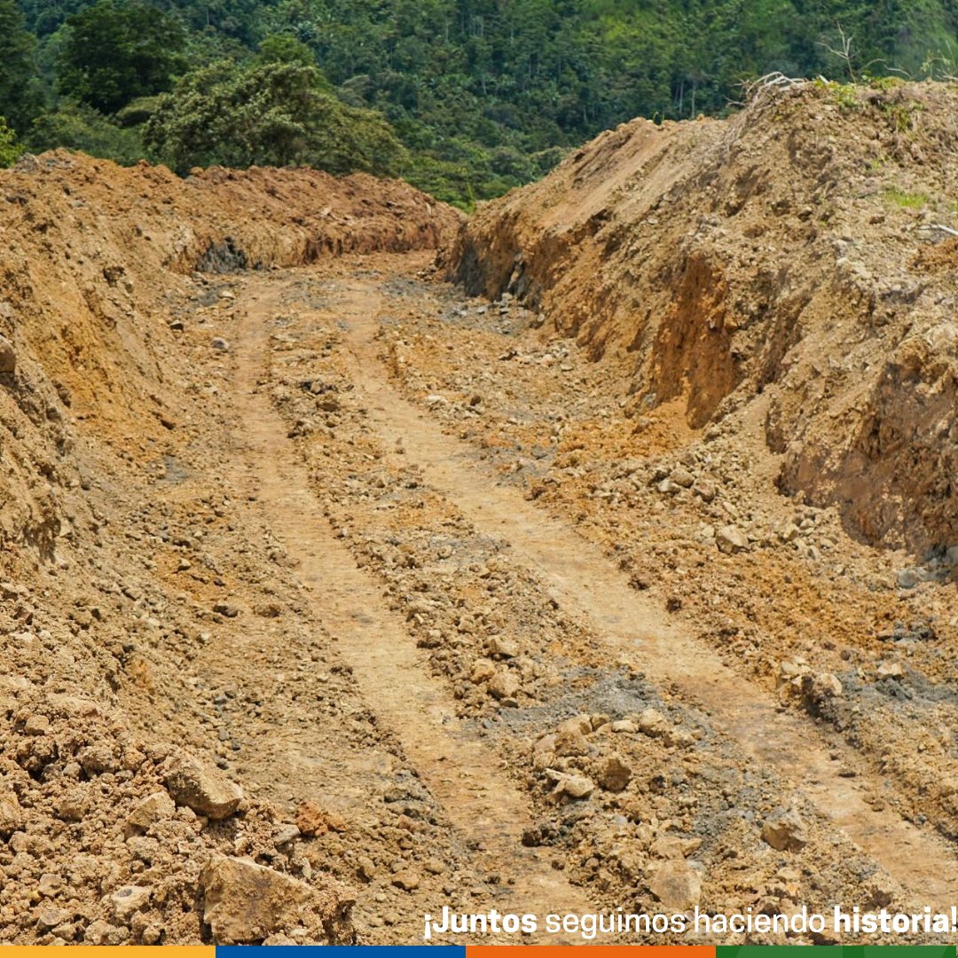 PrefecturaESM's tweet photo. En #Tabuche, recinto de la parroquia #Chinca, cantón #Esmeraldas, cumplimos con la ejecución de trabajos de medición topográfica, en apoyo a las labores de excavación, y desalojó de tierra en la construcción de un dique, que permita la recuperación del cauce normal del estero. https://t.co/SafrWyhB4z