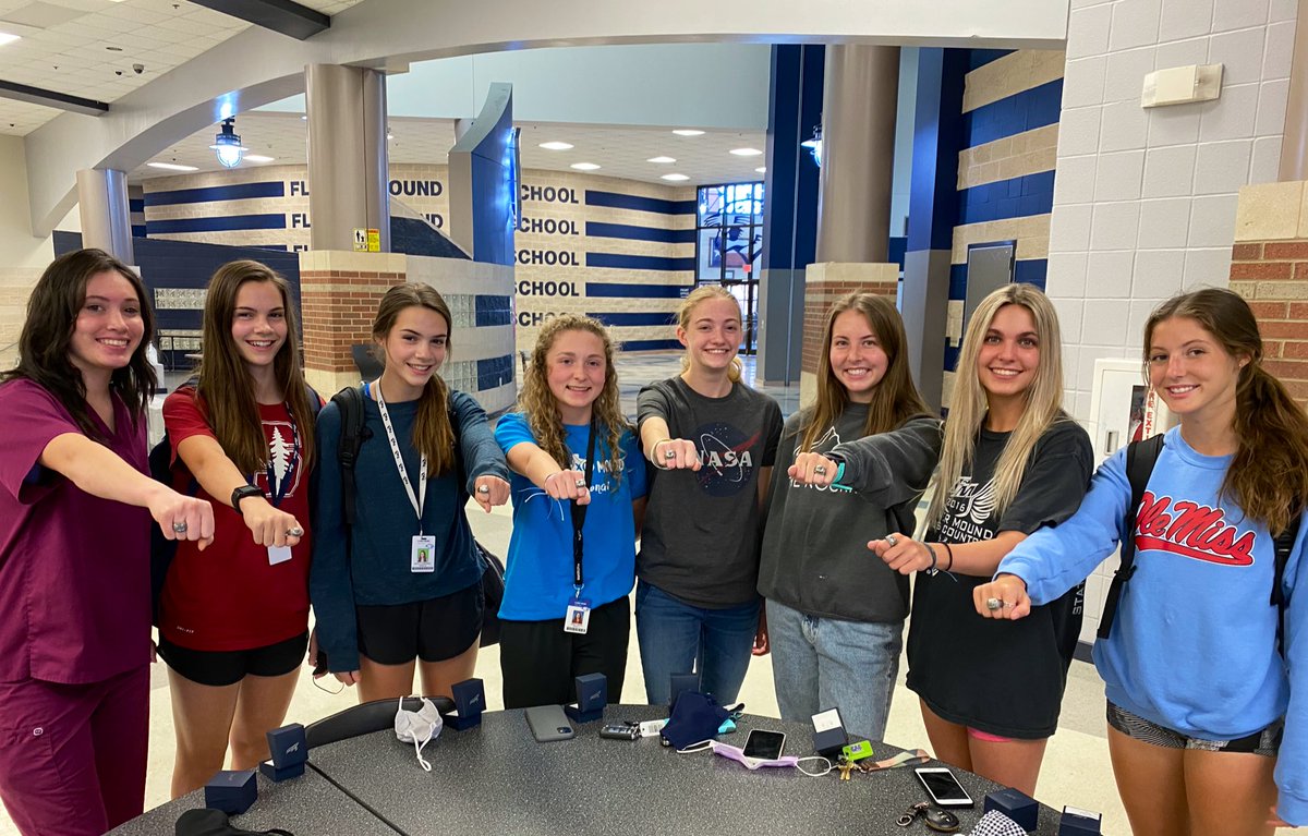JostensJRay's tweet photo. Nothing beats the excitement of receiving your well-earned State Championship ring...Well, except maybe taking your mask off for a quick photo opp so we can see those great smiles!!! #Congratulations @fmhsrunning #statering πππ https://t.co/msVULWzkT3