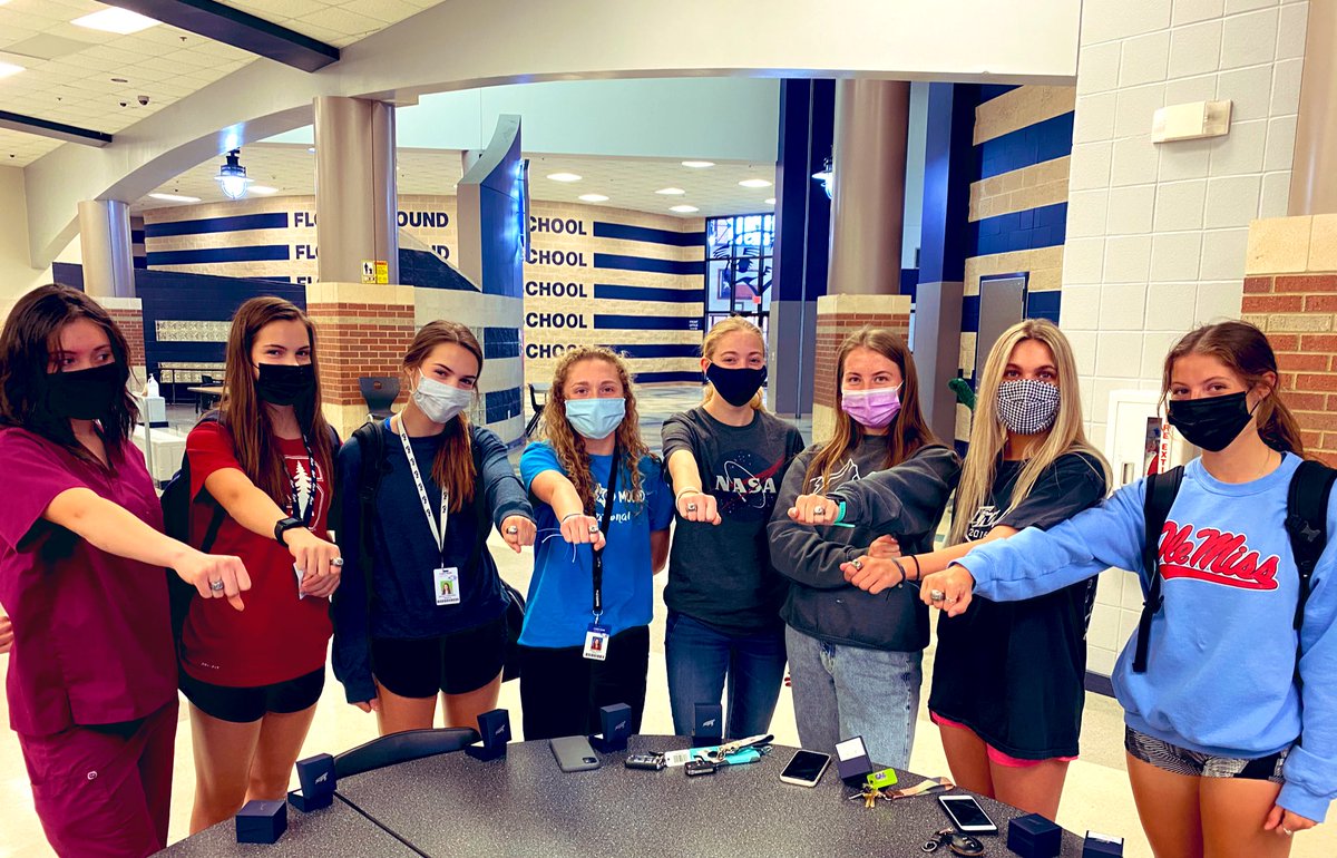 JostensJRay's tweet photo. Nothing beats the excitement of receiving your well-earned State Championship ring...Well, except maybe taking your mask off for a quick photo opp so we can see those great smiles!!! #Congratulations @fmhsrunning #statering πππ https://t.co/msVULWzkT3
