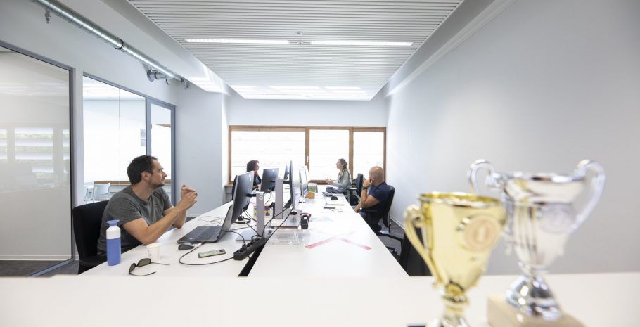 De HU werft zo’n 250 extra docenten, onder meer om de corona-achterstand bij studenten weg te werken. Ook verwacht de hogeschool komend studiejaar meer studenten. Past dit allemaal, als de hogeschool in september waarschijnlijk weer volledig open gaat? buff.ly/3dnpLGh