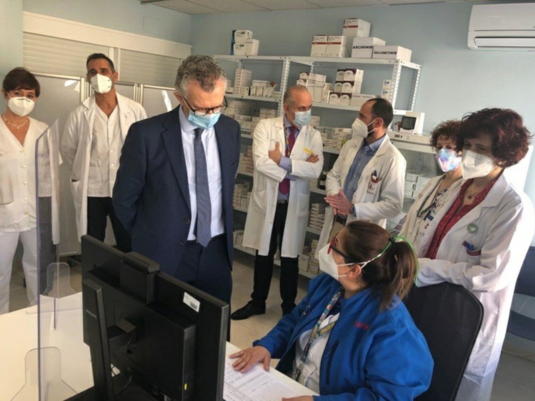 📢Nueva consulta de dispensación de fármacos del Hospital de Día donde se realiza de manera directa la atención farmacéutica a los pacientes oncológicos.
En la 📸 el consejero Juan José Pedreño <a href="/Murciasalud/">Murciasalud</a> visita el nuevo espacio del <a href="/FarmaciaHCUVA/">Servicio Farmacia Arrixaca</a>
bit.ly/31FE1Vf