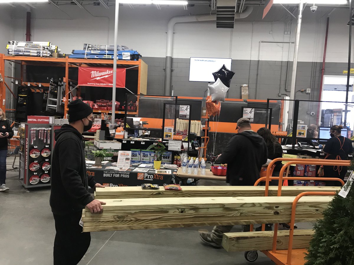 yankeefan1551's tweet photo. ⁦@hd8923⁩ Pro Team driving sales @ being recognized for building strong relationships w/ our Pro Customers! #OURTEAMROCKS #NEPROUD ⁦@ziegler_seth⁩ ⁦@marantes1⁩ ⁦@DanielleKida1⁩ ⁦@_Saul_L⁩ https://t.co/QmI0PKHu7y