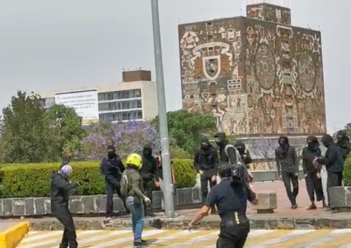 grawperez's tweet photo. Agresión 😡 a #mediosdecomunicación 🎥 hasta cuándo habrá orden en la #CDMX? sólo realizamos nuestro trabajo para #informar a la ciudadanía  @javiergardunotv @AntonioHuitzil2 @SSC_CDMX @GobCDMX @UNAM_MX @AztecaNoticias @adn40 @LaJornada  @laoctavadigital https://t.co/QsbwOD6qCx