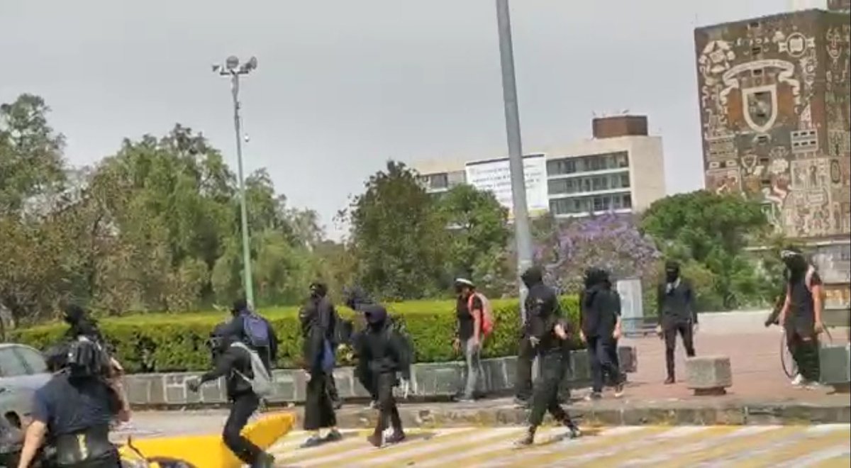 grawperez's tweet photo. Agresión 😡 a #mediosdecomunicación 🎥 hasta cuándo habrá orden en la #CDMX? sólo realizamos nuestro trabajo para #informar a la ciudadanía  @javiergardunotv @AntonioHuitzil2 @SSC_CDMX @GobCDMX @UNAM_MX @AztecaNoticias @adn40 @LaJornada  @laoctavadigital https://t.co/QsbwOD6qCx