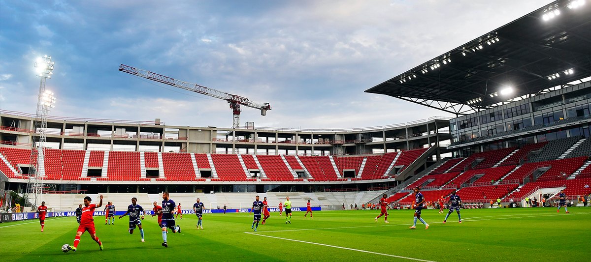 Voor kinderen met autismespectrumstoornis is het erg moeilijk om bij een voetbalwedstrijd te zijn, omdat ze te veel prikkels ervaren. De huidige lege stadions vormen een once in a lifetime kans voor deze kinderen om een wedstrijd in een prikkelarme omgeving bij te wonen.