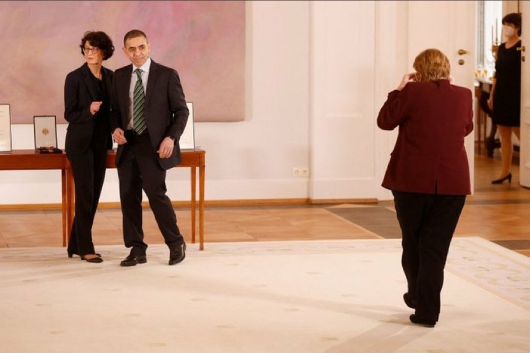 (1)Kimileri bilim düşmanlarını ziyaret eder, kimileri* bilim insanlarının arkasından tevâzuyla yürür, resimlerini çeker.

___
*Almanya Başbakanı Merkel.