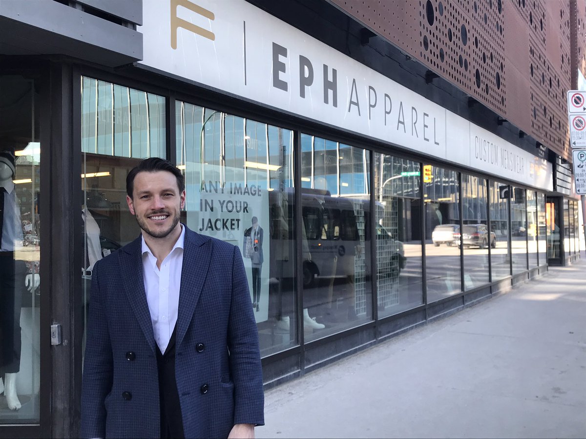 « Le télétravail est maintenant la norme et les ventes dans l’industrie du vêtement formel souffrent. Par contre, plusieurs tiennent à être bien habillés pour leurs vidéoconférences. Les ventes de chemises vont toujours bien! » - Andrew Parkes, cofondateur <a href="/ephApparel/">Eph Apparel</a> #rcmb #mb