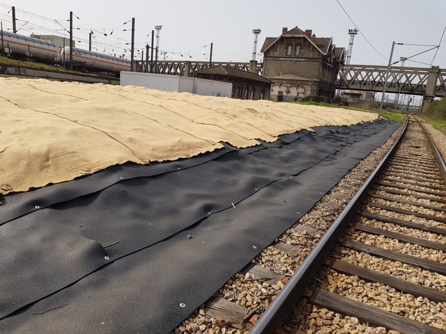 <a href="/infrapolepn/">Infrapôle Paris Nord</a> installation d’un tapis anti-végétation en fibre🥥contre les mauvaises herbes 🎯5000m2 sur la zone de triage du Bourget 👍, Zéro produit nocif, Solution durable &amp; dégradable, respectueuse de l'environnement ♻️Chantiers Propres, Réseau Propre <a href="/SNCFReseau/">SNCF Réseau</a>