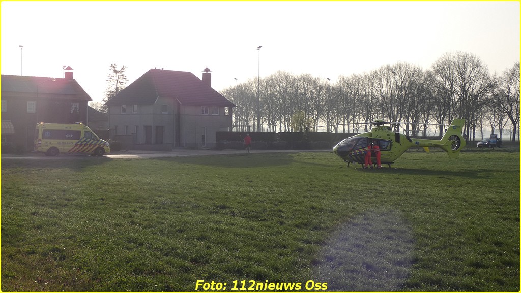 Fietser gewond naar ziekenhuis na aanrijding door auto in Vinkel ..