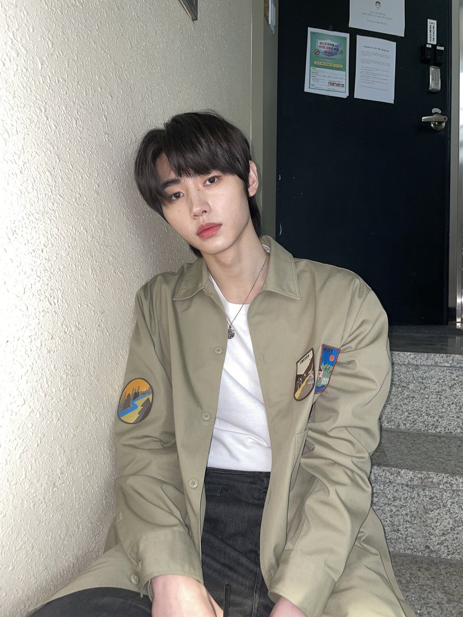 แบบไอโต๊ะข้างๆมันหล่อมาก หล่อสิ้บหาย พอมันรู้ว่าเรามองมันก็ทำเป็นเก๊กอ่ะเข้าใจป้ะ เก๊กแบบเก๊กหนักๆ โห เท่มากมั้ง เออแต่มึงเท่จริงๆ มึงแบบมึงหล่อไง แต่มึงแบบเก๊กมาก กูไม่มองก็ได้จ้าแต่ก็คือแอบมองอยู่ดี เออ ก็เหล่ๆ แต่มึงเก๊กไง กูไม่ชอบคนขี้เก๊กแต่มึงหล่ออ้ะ