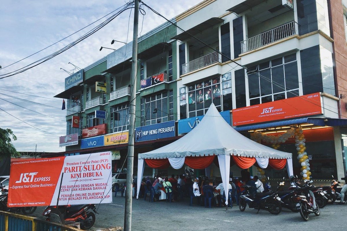 irwangazali's tweet photo. Alhamdulillah. 1/4/2021, selesai sudah majlis pembukaan rasmi J&amp;T Express Parit Sulong (JHR464). Bulan 12 tahun lepas, ia hanya sebuah idea sembang di warung bersama kawan. 4/3/2021, segalanya bermula dan akhirnya harini menjadi kenyataan. Suatu bidang baru yg harus diteroka. 😊 https://t.co/Pz4YrEUcbk