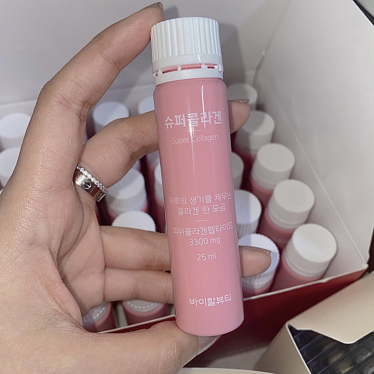 เฉลยคอลลาเจนที่เคยทวิตไปว่าออมม่าอายุ54แต่หน้าเหมือนวัย30ไม่เข้าคลินิคเน้นกินเสริม ตัวนี้ที่บ้านมีเปน10ลัง กินตามเข้าเดือนที่2 เห็นผลตั้งแต่2วีคแรก ผิวลื่นแบบถ้าเดินบนผิวคือลื่นหัวแตก แฟนทักขาวขึ้น คนที่ดูไลฟ์เห็นจนทักว่าผิวตัวดูเนียนขึ้นจริง กินง่าย ดูดซึมไว แต่แพงมากอีสัด 2700