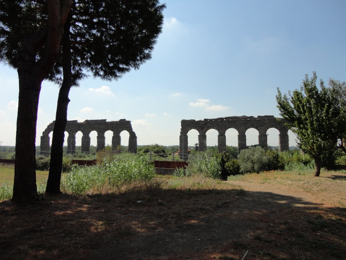 Inauguramos abril con un nuevo hashtag: #AqueductApril con el que propongo dar a conocer algunas de estas magníficas obras de ingeniería, especialmente, si son de la Antigüedad. Empezamos con el 'Aqua Claudia' o Acueducto de Claudio a su paso por el #ParcoDegliAcquedotti en #Roma