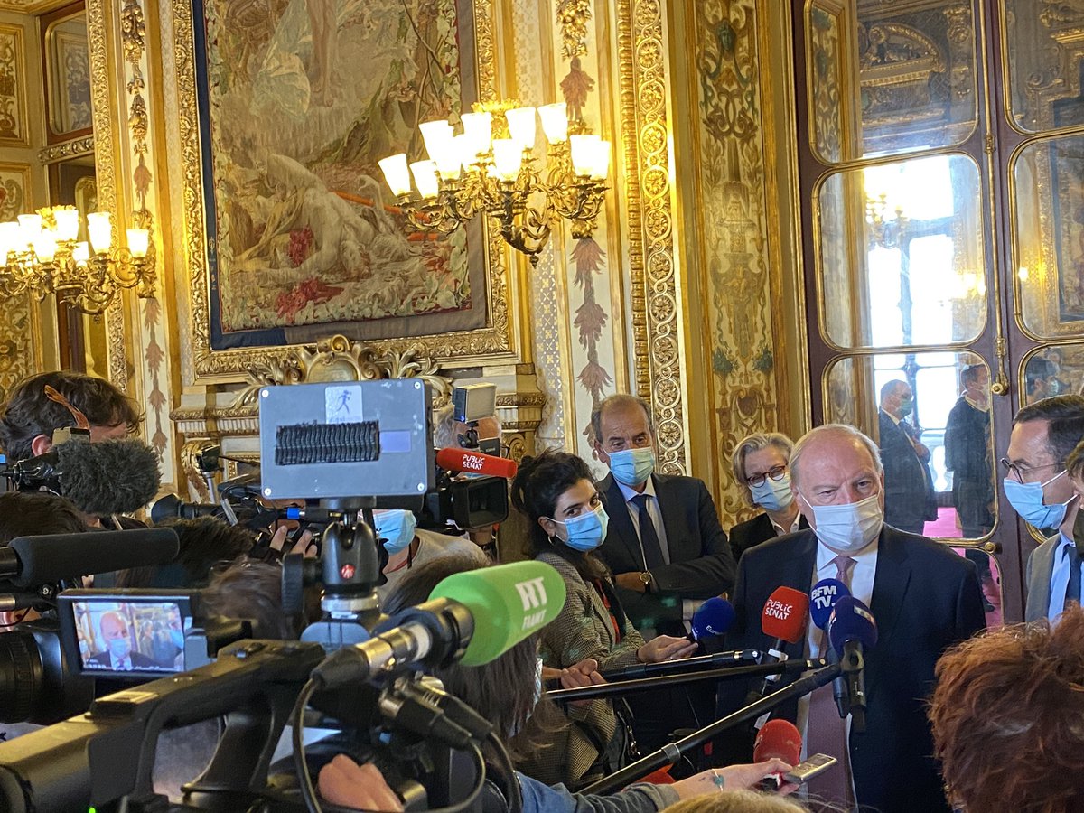 UC_Senat's tweet photo. #PointPresse - #MesuresSanitaires 

🔴 Les présidents de groupes au Sénat s’expriment :

« Cela constitue une alerte démocratique. Au-delà de nos différences, nous voulons défendre et faire vivre nos institutions. Il faut préserver les libertés publiques. »

@HerveMarseille https://t.co/WTM7JMEtj6