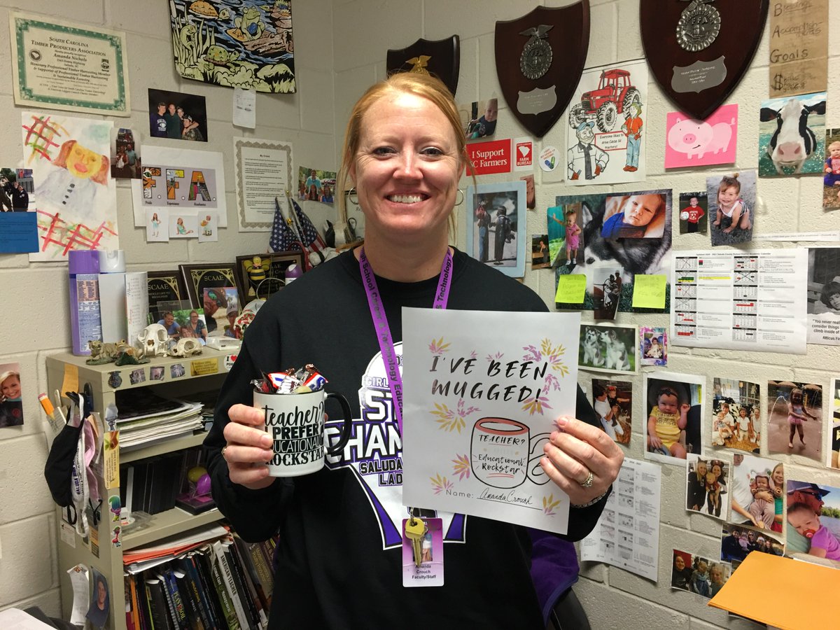 SaludaCounselor's tweet photo. Another @SaludaHigh #GoldenGateMovement mugging took place this morning! Congratulations to our fearless @SaludaFFA leader, Mrs. Amanda Crouch, for not only being a #RockStar teacher, but for also rocking #Kindness! @GoldenGateMovement #StayKind https://t.co/RI4ZnmF0Go
