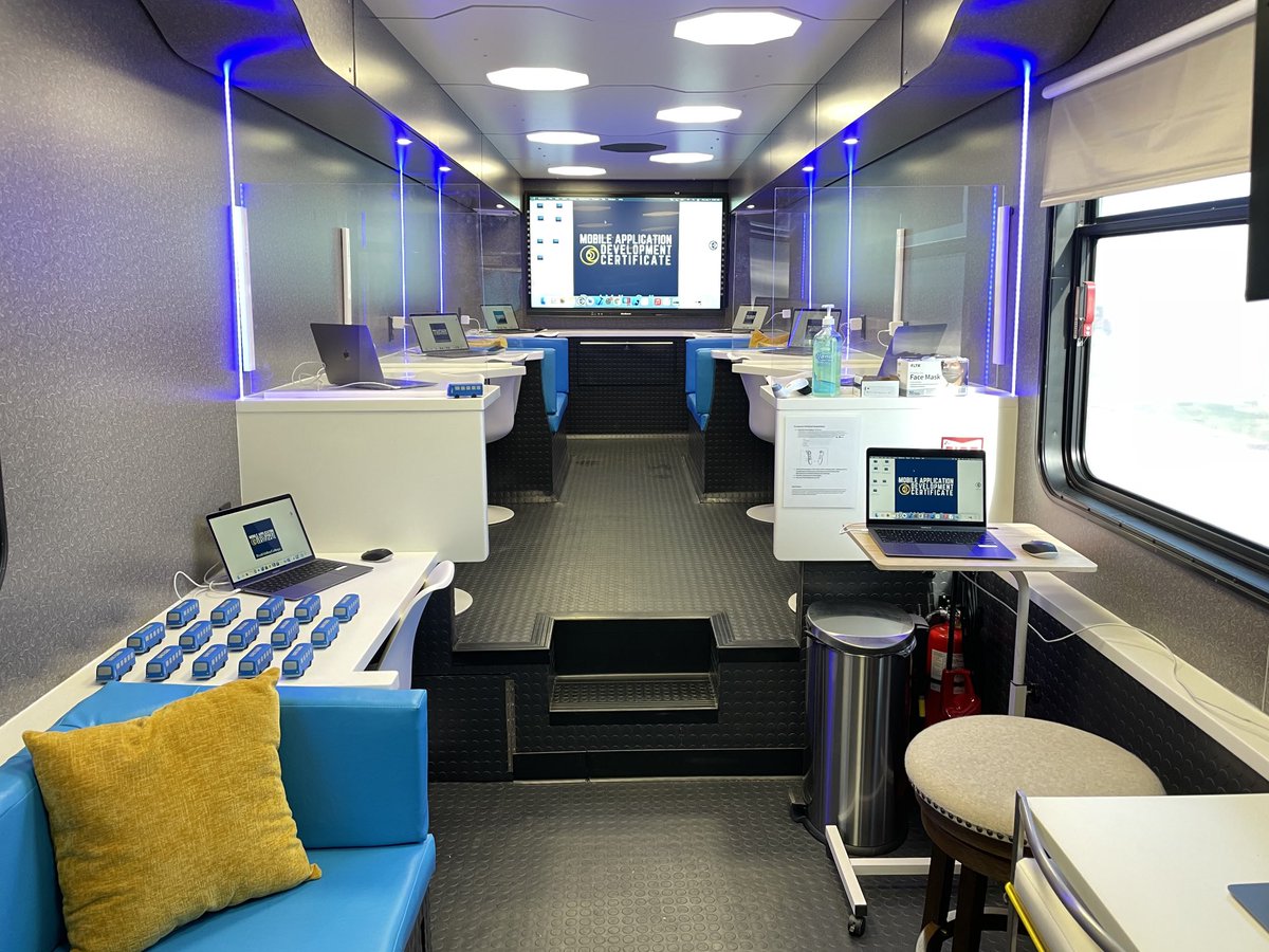 LearnCodeRobots's tweet image. #RVCTechBus Tours for RVC employees today!