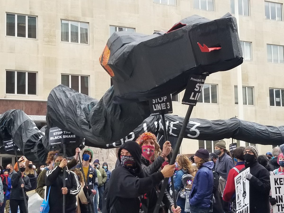 OFDC_Campaign's tweet photo. DC: Head downtown! In solidarity with @IENearth &amp; native youth of the Standing Rock Sioux Nation &amp; others to end extraction, stop criminalization of water protectors, &amp; defend indigenous sovereignty &amp; futures!

 #StopLine3
#ShutdownDAPL
#ByeDenDAPL #BuildBackFossilFree https://t.co/f12XK9QotW