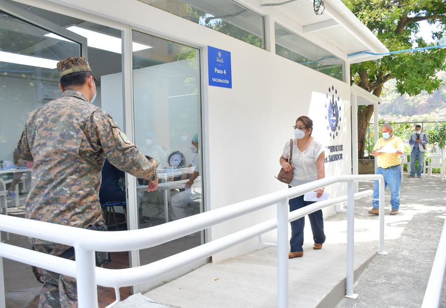 NoticieroSLV's tweet photo. El Gobierno de la República sigue llevando la inmunización a maestros del sector público de los centros educativos del país. 

Esta mañana, las dosis de la vacuna fueron aplicadas en el Complejo Educativo Católico Nuestra Señora del Rosario en San Marcos. https://t.co/bNvO2a7zg7