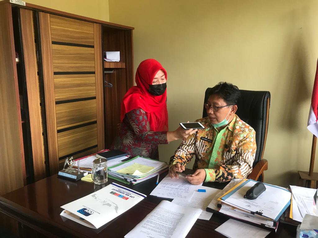 Pro1RRISeiliat's tweet photo. Wawancara dengan Sekda babar bapak https://t.co/WrYdrbMixe.mengenai persiapan pelantikan bupati terpilih tahun 2021.Sekaligus wawancara mengenai larangan mudik lebaran tahun 2021 oleh pemerintah.
#indonesiatatanankehidupanbaru https://t.co/hjpyloys8z