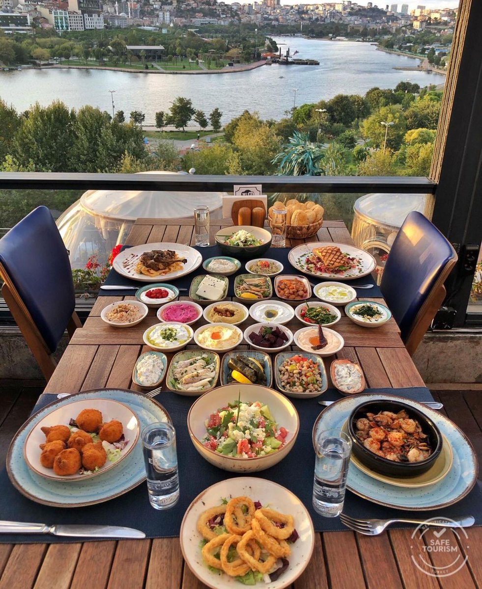 mekancu's tweet photo. Kahvaltınında en güzeli Türkçe Meze'de. Sevdikleriniz ile birlikte en güzel manzaraya karşı en güzel kahvaltıyı yapın! 👇⁣⁣#Kahvaltı #Boğaz
☎️ 0532 131 74 04
📍 Beşiktaş, İstanbul https://t.co/BeStipKRaW