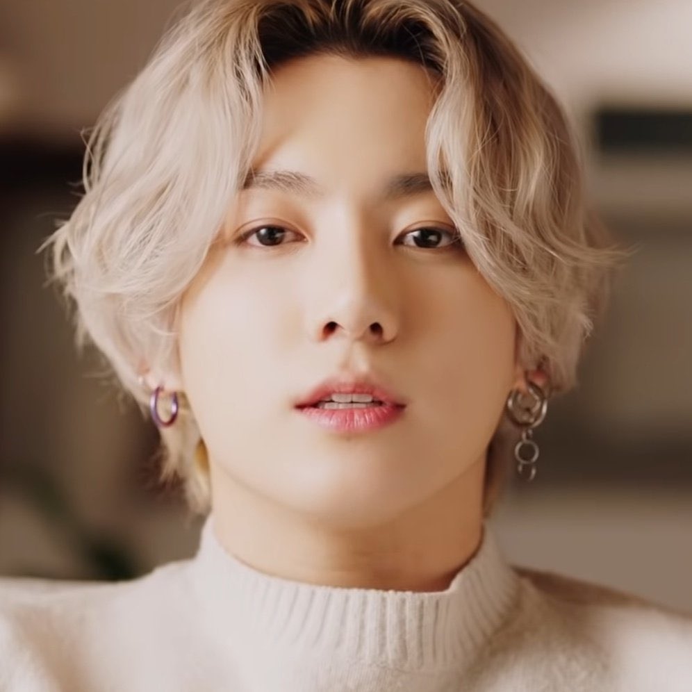 betaeland's tweet photo. Bu çocuk büyüdü ve akıl almaz işler başarıyor, gerçekten hayran kalmamak elde değil... Gururlu bir anneyim 😭
#FilmOutbyBTS https://t.co/J2X0dEJVvh