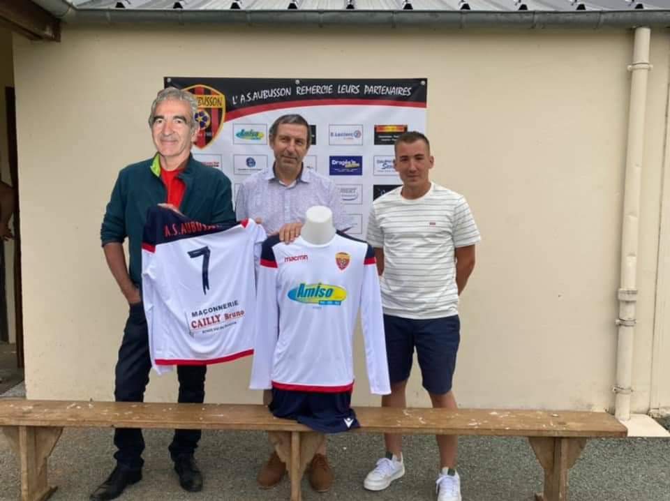 WillASA1's tweet photo. [ ANNONCE ] 

Il est temps enfin de vous l’annoncer...
Après l’affaire « Knysna » et son échec au @FCNantes, @RaymondDomenech veut prouver qu’il est encore un grand entraîneur et c’est l’ASA qu’il a choisit pour se relancer.@lequipedestelle 
Allez l’ASA 🔴🔵 https://t.co/7h0lCJBaEO