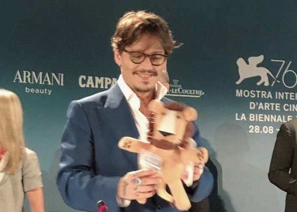 I'm thinking about how someone who talked to Johnny Depp at the 2019 HV meet &amp; greet told him the world is a much better place because he's in it, and then Johnny's assistant went to the guy and thanked him, telling him JD really needed to hear it that day 💔🥺