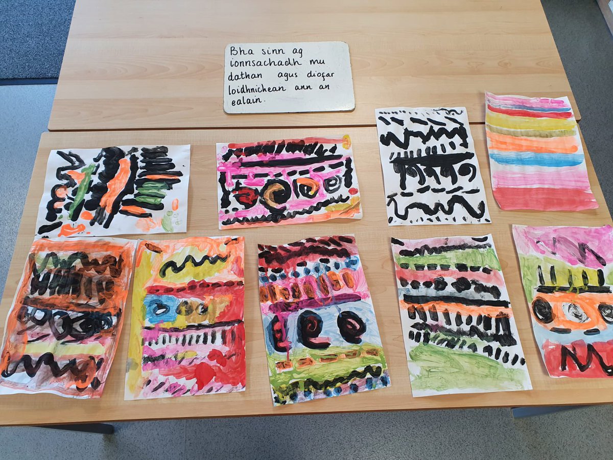 BSGInbhirNis's tweet photo. Gailearaidh Ealain Clas 1. A'coimhead air dathan agus loidhnichean | P1 Art Gallery. We were learning about line and colour in art. #Gàidhlig #ealan #art https://t.co/3QXt9CgMy1