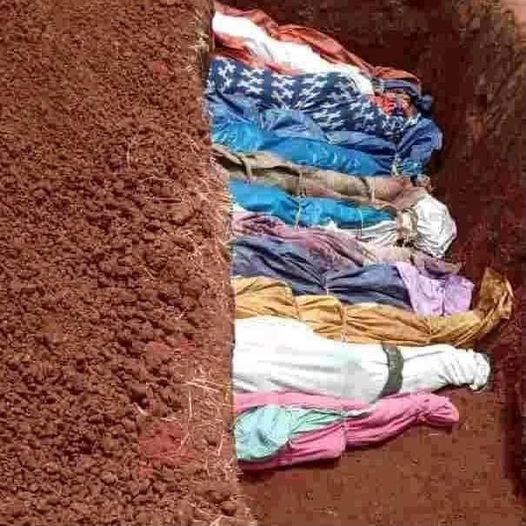 The body of ethnic Amharas massacred in West Wollega zone, Oromia (in Bono Kebelle, Babo Gambiel woreda) &amp; their mass grave. On March 30, 2021, At least 186 Amharas--including 72 children--were massacred by Oromo militants secretly run by <a href="/AbiyAhmedAli/">Abiy Ahmed Ali 🇪🇹</a> &amp; his party.#AmharaGenocide