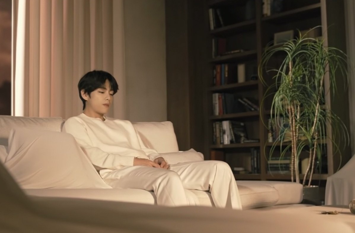 VanTaehyungogh7's tweet photo. 🎬🎞️
#FilmOutbyBTS 
#FilmOutIsComing #KimTaehyung https://t.co/mUsO39I1mK