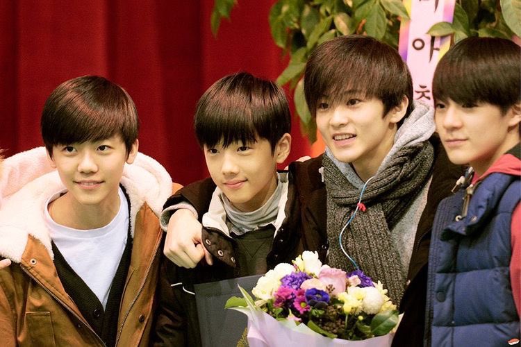 มันจะมีไอดอลซักกี่คนกันที่มบ.ได้ไปงานปัจฉิมจบประถม5555555555