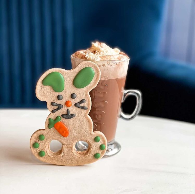 CostaCoffee's tweet photo. Make this Easter weekend a sweet one with our Hopping Gingerbread Bunny and your favourite Hot Chocolate😋

Tell us what treats you'll be enjoying this weekend below👇 https://t.co/sZ3U59lhn6