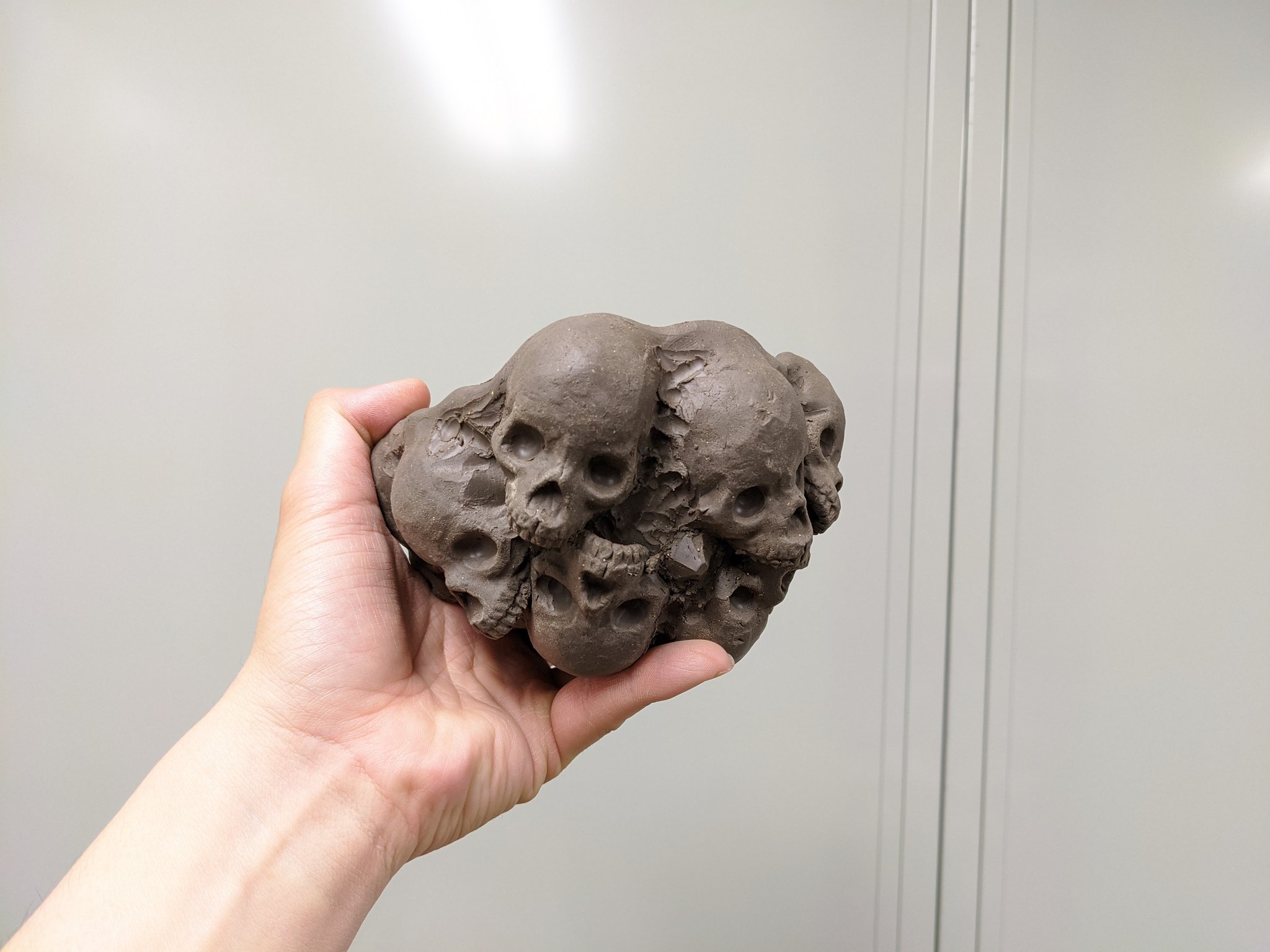 陶房生活 手跡屋 辰巳又助 使っても置いといてもカッコイイ植木鉢ができた ドクロ 髑髏 頭蓋骨 白骨化 骨 化石 発掘 出土 植木鉢 飾り鉢 プランター ガーデニング 家庭菜園 魔除け 陶芸 陶房生活 手跡屋 辰巳又助 T Co