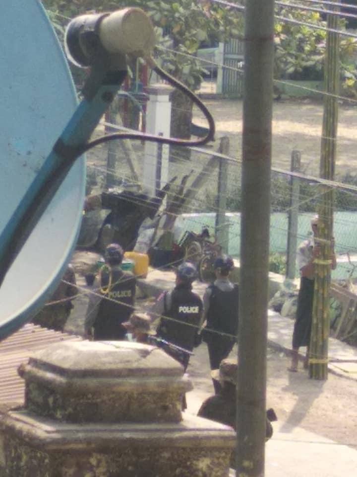 MayWinchester16's tweet photo. The uncle who sells bamboo is hiding behind the bamboo as he does not even dare to look at the demons. This picture is a testament to how scary Burmese soldiers and police are!!
#WhatsHappeningInMyanmar
#Apr1Coup https://t.co/rMDHvtyuxd