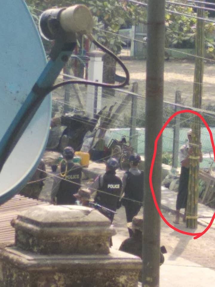 MayWinchester16's tweet photo. The uncle who sells bamboo is hiding behind the bamboo as he does not even dare to look at the demons. This picture is a testament to how scary Burmese soldiers and police are!!
#WhatsHappeningInMyanmar
#Apr1Coup https://t.co/rMDHvtyuxd