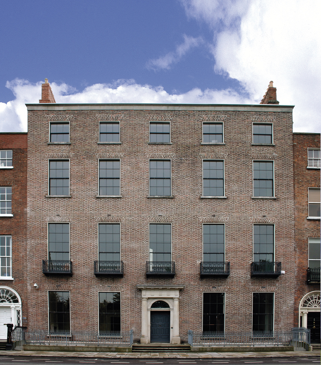 Arch_Archive's tweet photo. This is 45 Merrion Square, formerly 10 Merrion Sq East, then 10 &amp;11 Merrion Sq East, then 44 &amp; 45 Merrion Sq. It’s a bit complicated but the house was built as one c.1795, spit in two 1824, renumbered c.1880 and retuned to one in 2004 when it we moved in  #YourArchive #Archive30 https://t.co/KBwwSSI7cG