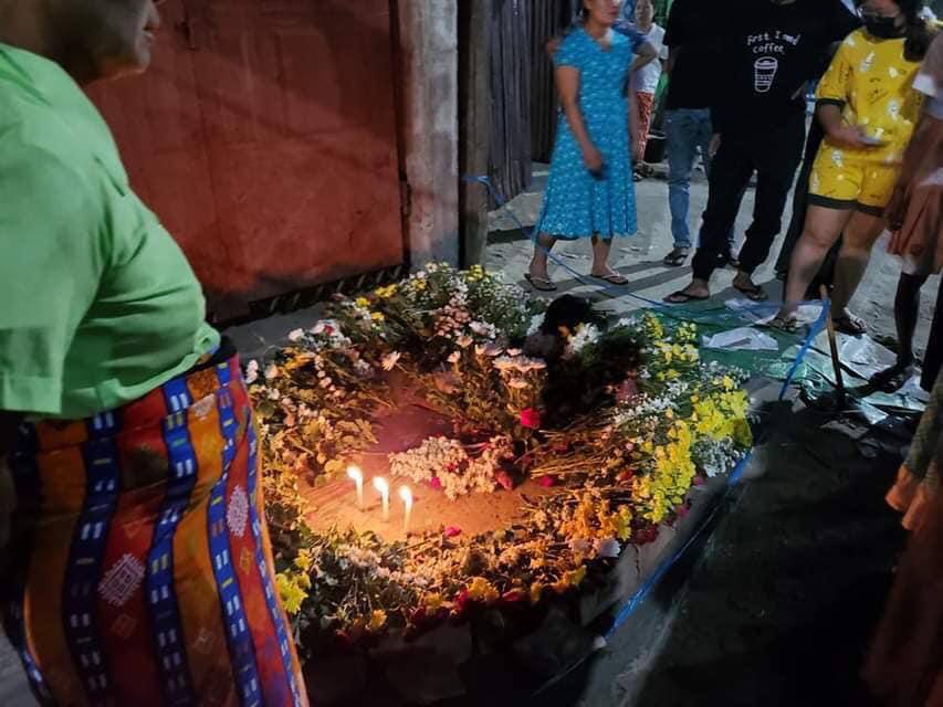 susan27799's tweet photo. People of SeinPan show grief by placing flowers and candles around the spot where a boy was shot dead in the head this morning by junta terrorists.
#forceavote 
#MilkTeaAlliance 
#Apr1Coup 
#WhatsHappeningInMyanmar https://t.co/kZJpAEB2FY
