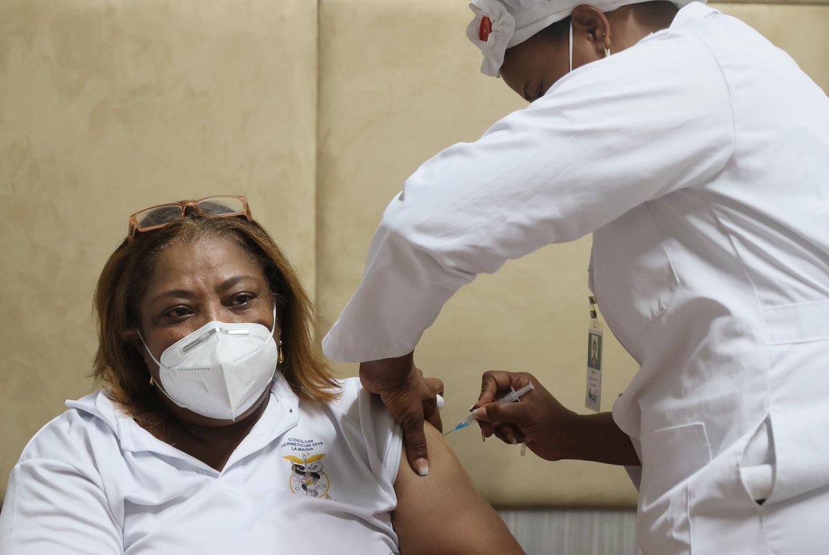 Raquel Peña (@raquelpenavice) on Twitter photo Durante Semana Santa #VacúnateRD no se detiene; hoy Jueves Santo empecé mi jornada visitando el centro de vacunación de <a href="/CCNrd/">CentroCuestaNacional</a> (Av. 27 de Febrero). Con emoción les comparto que más de 150 mil personas a nivel nacional ya han recibido su segunda dosis. ¡La salud es lo primero 🇩🇴! Durante Semana Santa #VacúnateRD no se detiene; hoy Jueves Santo empecé mi jornada visitando el centro de vacunación de <a href="/CCNrd/">CentroCuestaNacional</a> (Av. 27 de Febrero). Con emoción les comparto que más de 150 mil personas a nivel nacional ya han recibido su segunda dosis. ¡La salud es lo primero 🇩🇴!