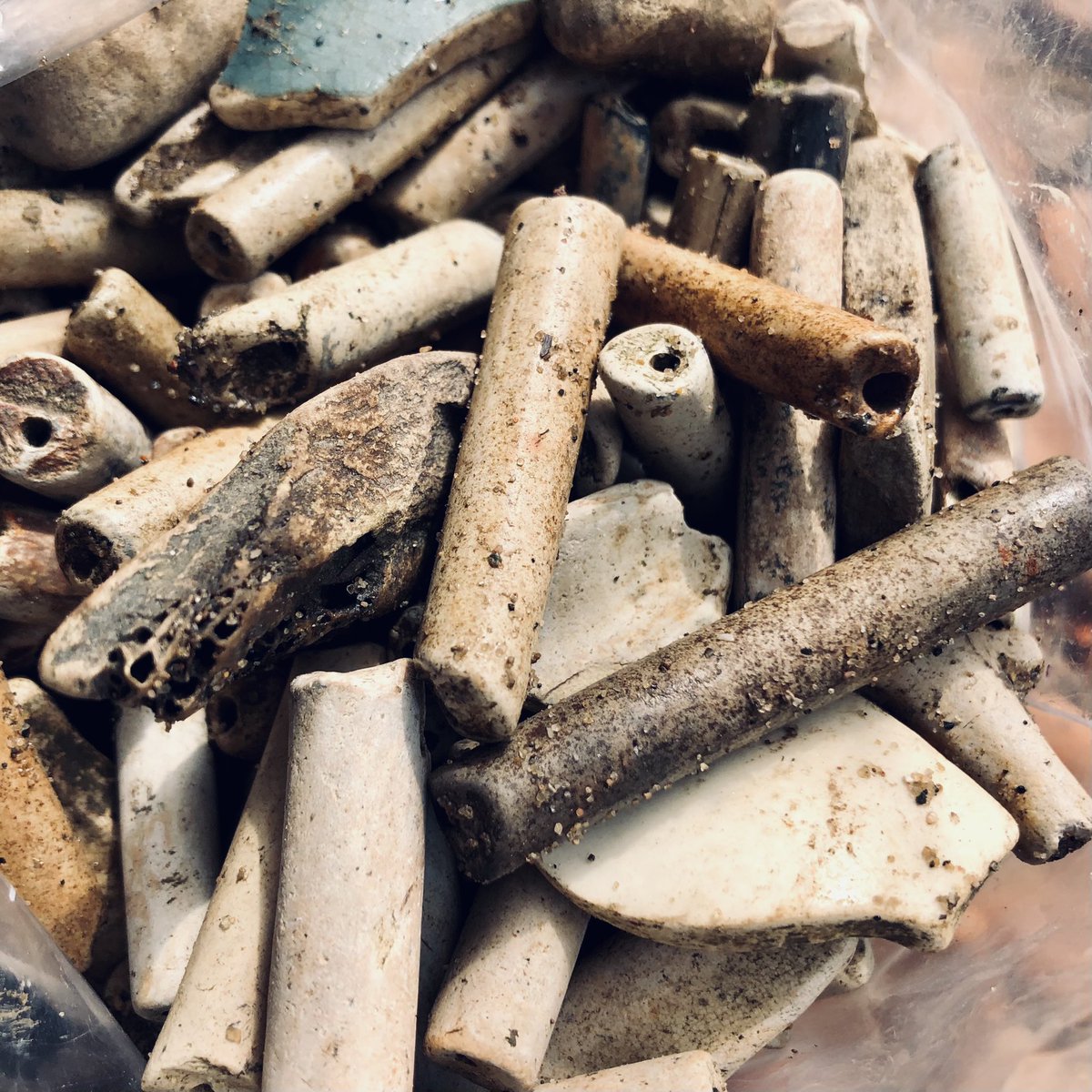 Mudlarking along the Thames. It reminded me of when I used to do this as a child back home in Holland. Wondering what funky jewellery pieces I can turn the pipes into. #mudlarking #jewelery #Pipes