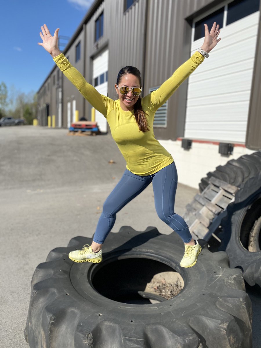deannanichole's tweet photo. ☁️💛Golden vibes💛☁️ #onruncrew #cloudx #runonclouds #onrunning #NeverNotOn #omegasports #megainfluencer #CrossFit https://t.co/Fhe1ybKenJ