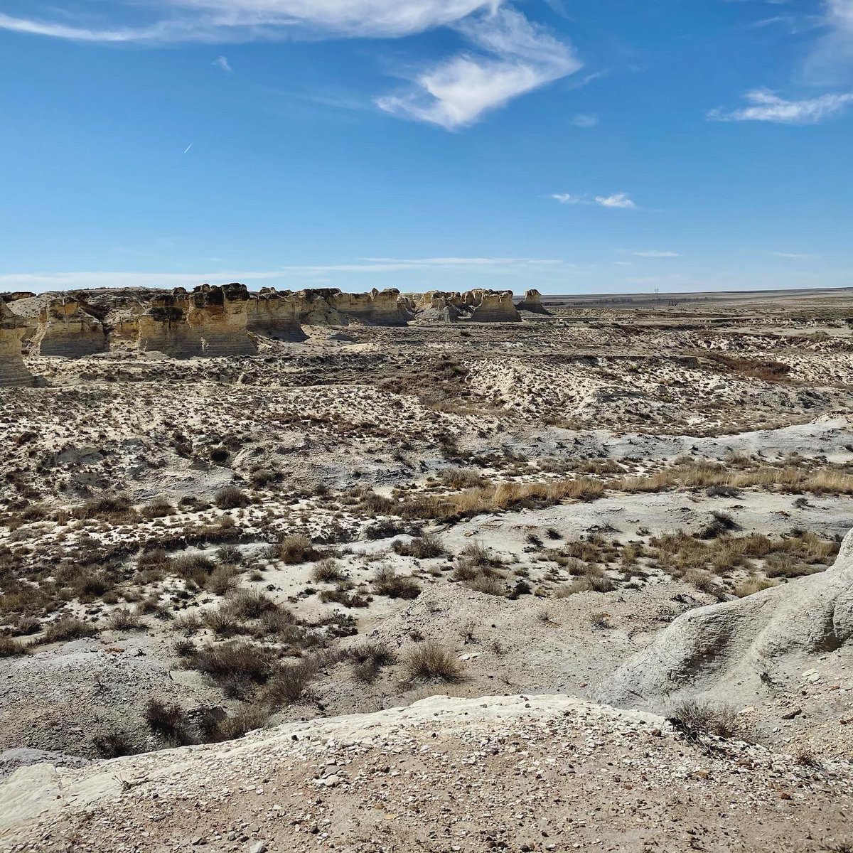 WNDR_Atlas's tweet photo. Kansas is not entirely flat. While driving the western side of the state you may be surprisingly reminded at times of South Dakota. And then you find the Badlands of Kansas.

#travel #thewanderingatlas #vanlife #roadtrip #ontheroad #travelslow #Kansas https://t.co/mOsORTqvQ0