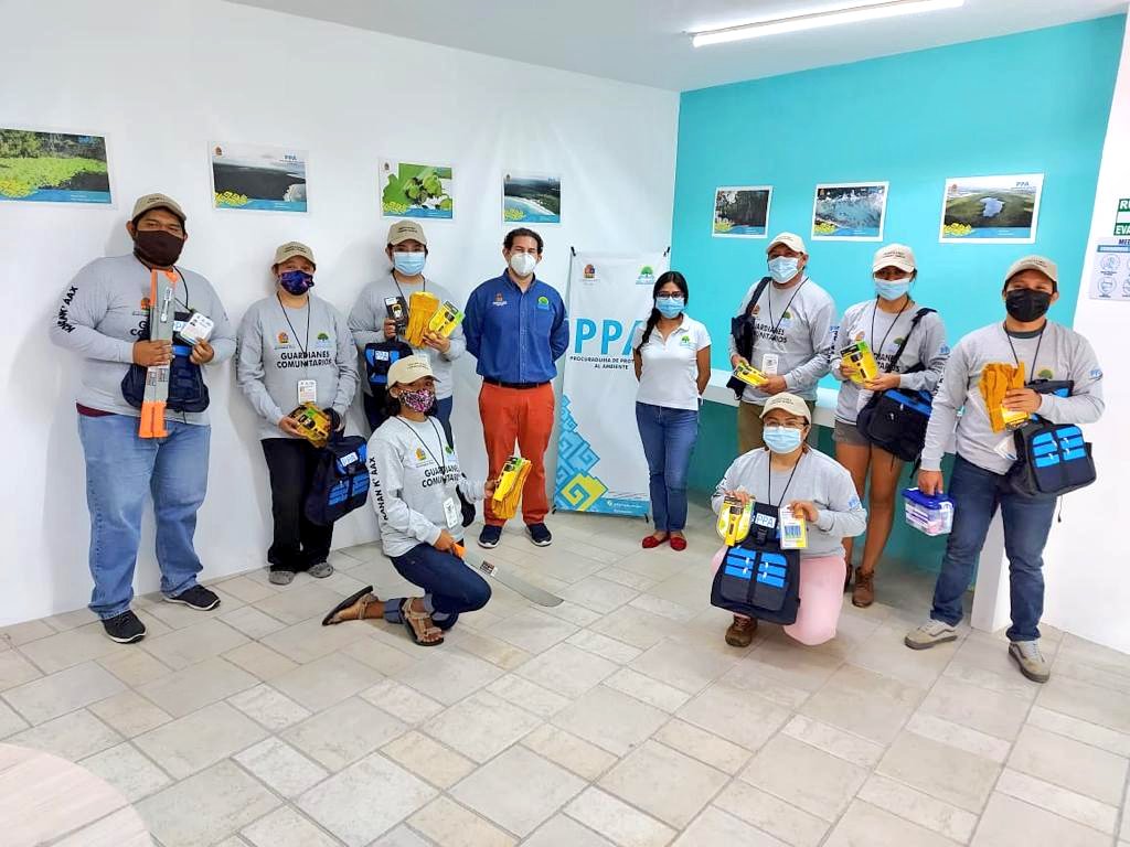 PPAQROO's tweet photo. Parte fundamental del plan estatal de desarrollo del @GobQuintanaRoo es capacitar y equipar a los Comités de #GuardianesComunitarios, por ello se les entregó equipo a los #GuardianesDeKanank'áax de Cozumel, este comité esta integrado por 3 hombres y 7 mujeres! 👏🏻🍃 #PPA https://t.co/q3FRZJQpni