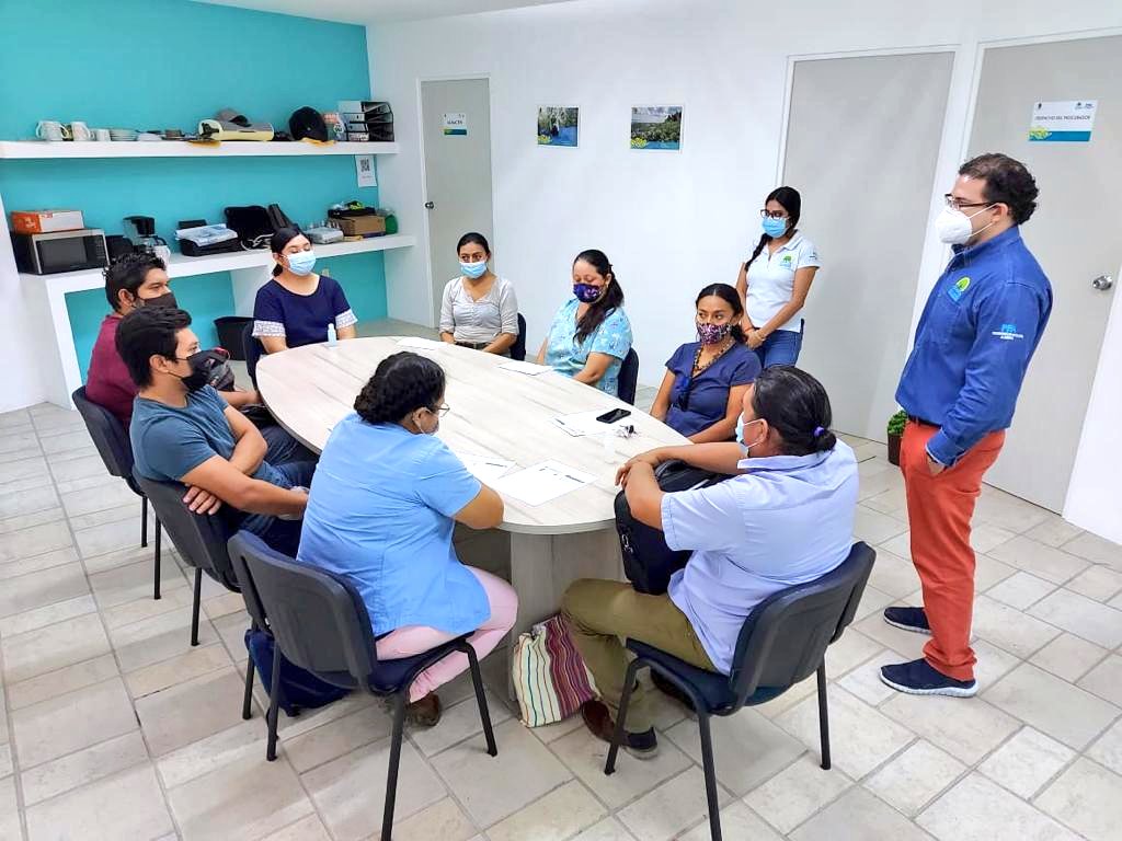 PPAQROO's tweet photo. Parte fundamental del plan estatal de desarrollo del @GobQuintanaRoo es capacitar y equipar a los Comités de #GuardianesComunitarios, por ello se les entregó equipo a los #GuardianesDeKanank'áax de Cozumel, este comité esta integrado por 3 hombres y 7 mujeres! 👏🏻🍃 #PPA https://t.co/q3FRZJQpni