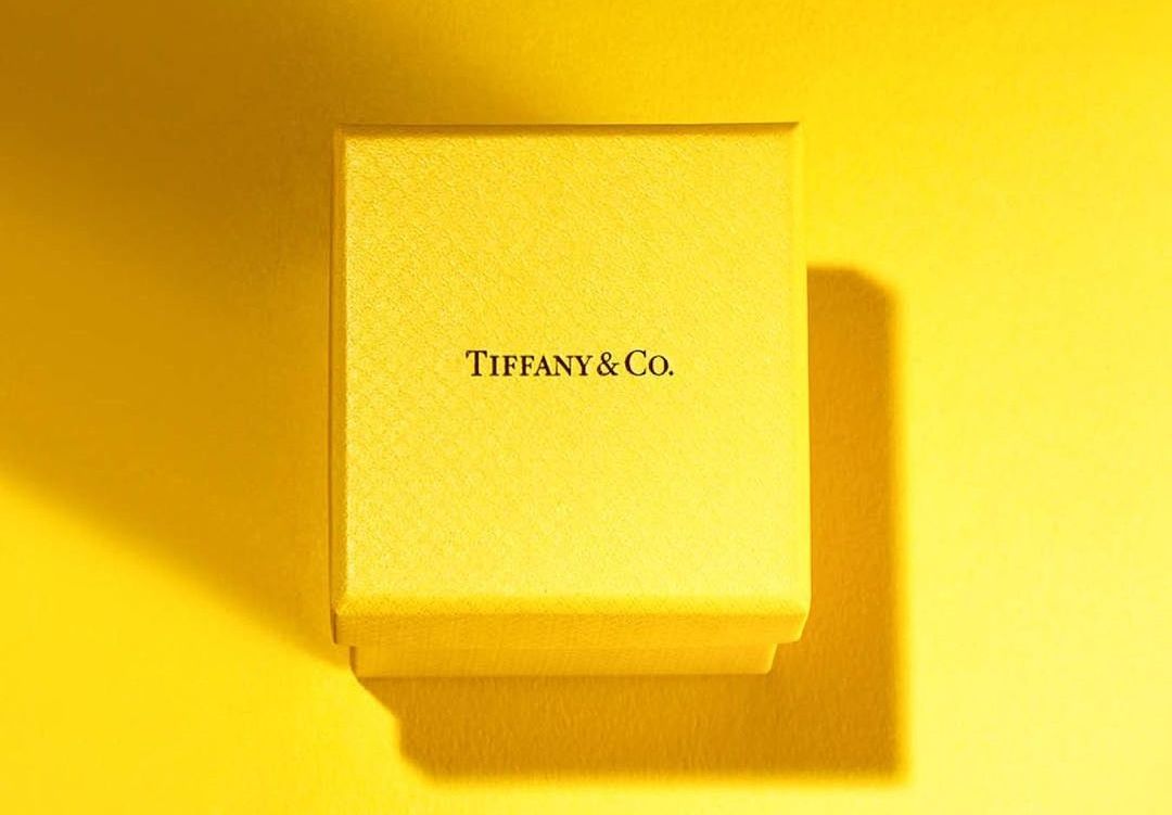 extremegroup_'s tweet photo. L'équipe luxe de l'agence extreme est très fière d'accompagner la prestigieuse maison Tiffany & Co. dans la refonte de son identité 💛
Yellow is the new blue 💍
Félicitations à toute l'équipe ! (poke Alexandre Arnault)
#HelloYellow #GoodbyeBlue #Communication #TiffanyAndCo https://t.co/5ALtmoSu3l