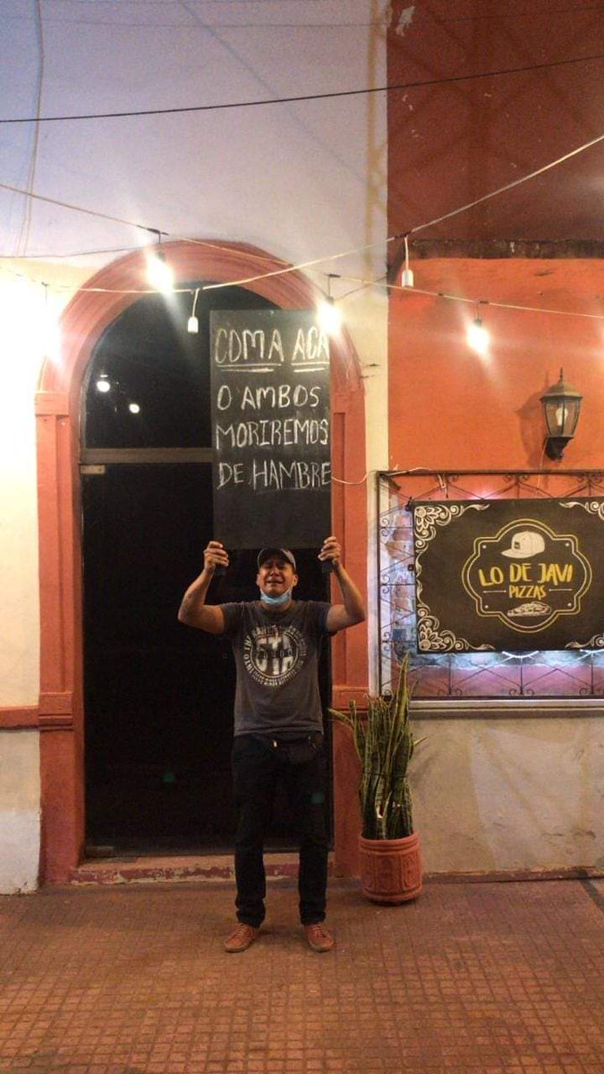 LaNacionPy's tweet photo. ¡Realidad que duele! 💔 En Concepción, un hombre con lágrimas sostiene un cartel que dice: "Coma aquí o ambos moriremos de hambre", exponiendo el duro día a día de los comerciantes a causa de la crisis económica por el COVID-19 😥 #TodoEstáenLN.

Vía @legnarrow. https://t.co/9OeoTnDZ4D