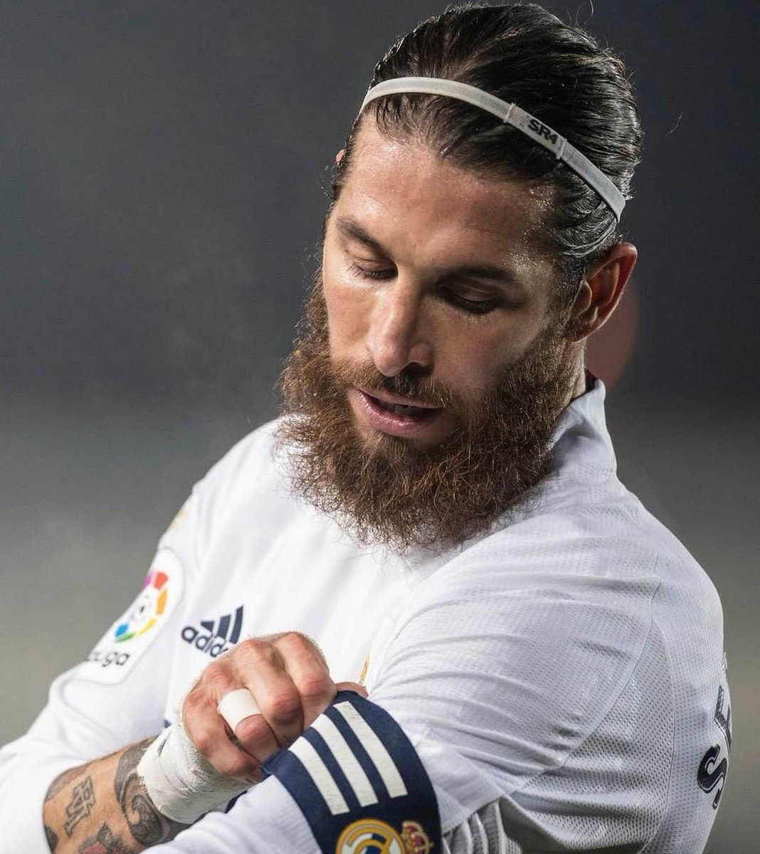 le_champions's tweet photo. Antes de criticar a Sergio Ramos acuérdense de todo lo que ha dado por el Real Madrid, recuerden cada clásico, cada gol, cada jugada salvadora suya. Fuerza #capi eres un ídolo.
#SR4
#Capi4 https://t.co/PMsI5ge97d