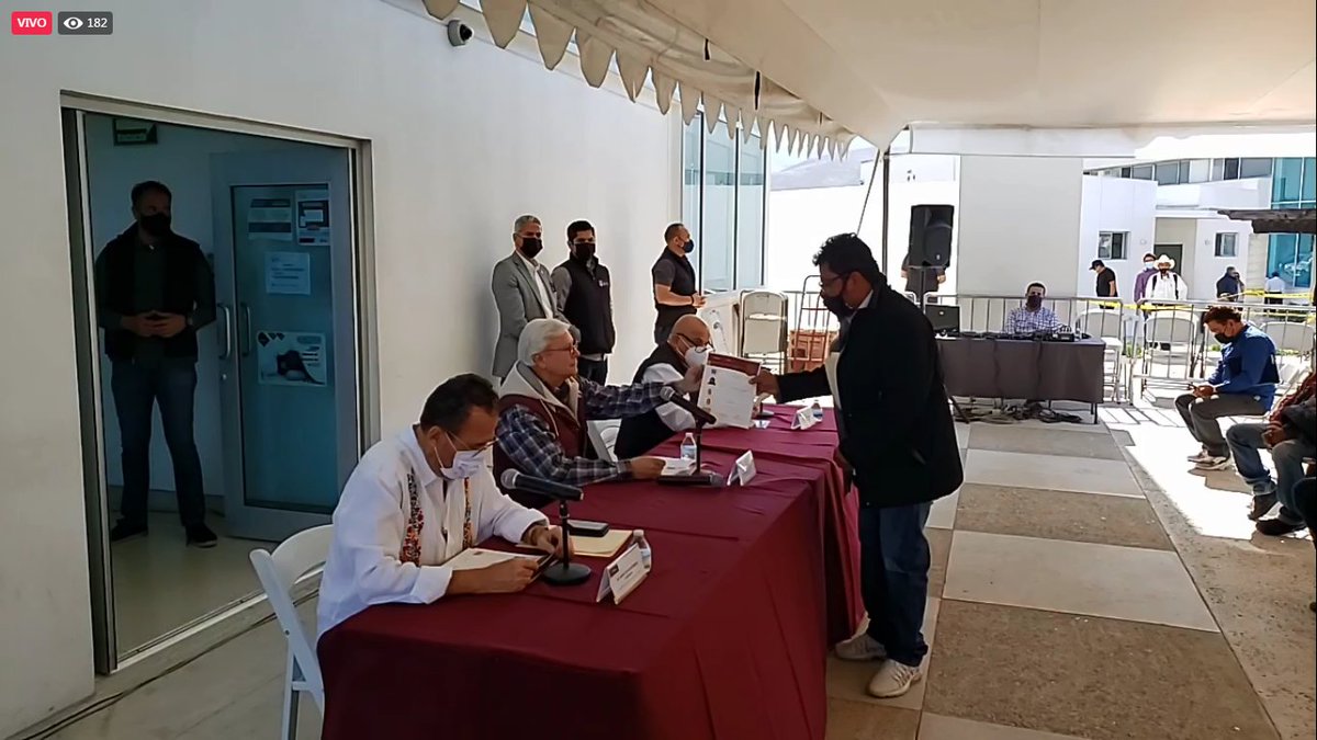 Jaime_BonillaV's tweet photo. 🔴#EnVivo | En favor del sector transportista, hacemos entrega de placas a las y los conductores de taxi del Estado que cumplieron con los requisitos legales.
https://t.co/AG14Pmf0S4
#BCGenera #MovilidadSustentable https://t.co/zOB4tcFzSU